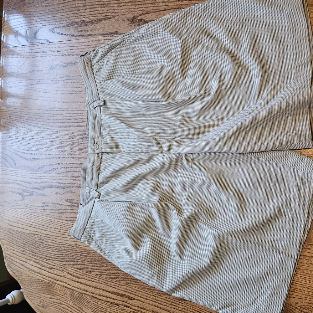 Izod size 38Men's Beige Checkered Shorts